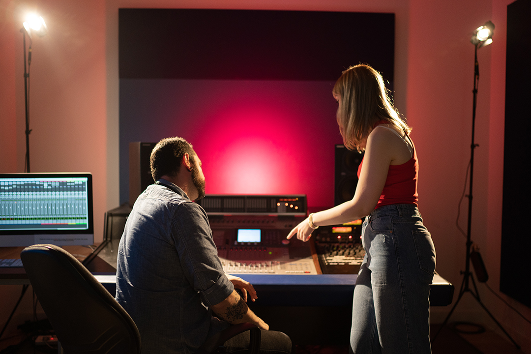 sae-students-in-studio