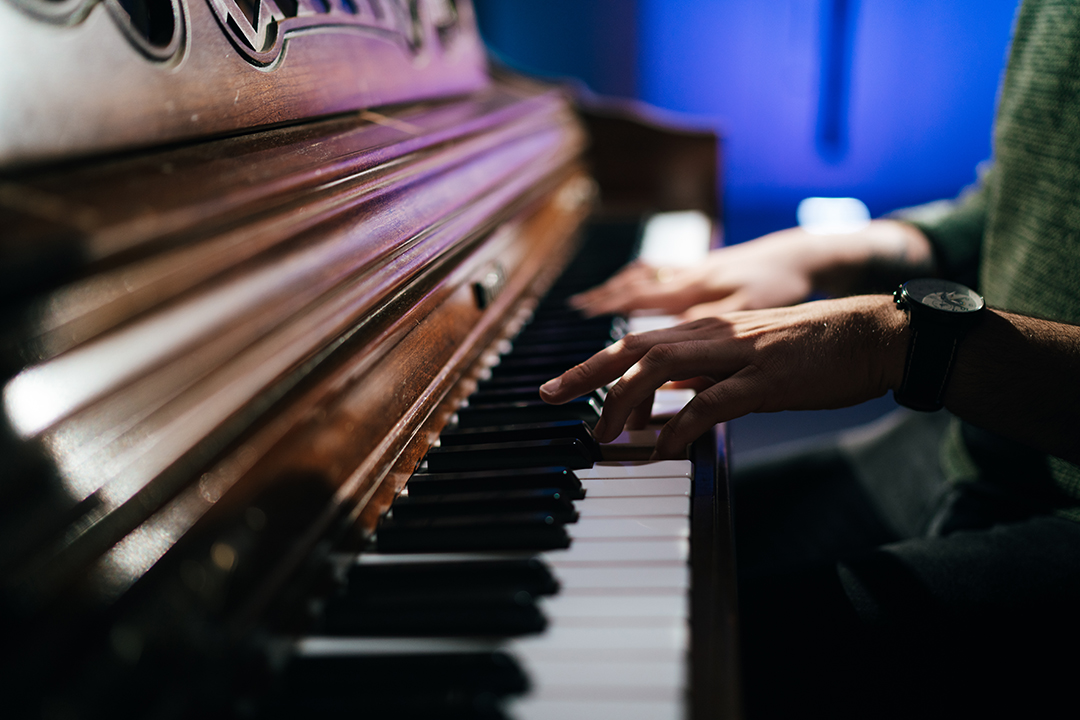 sae-student-playing-piano