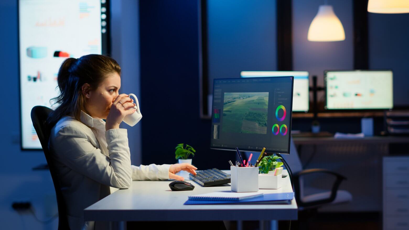 Freelancer content creator working overtime to respect deadline