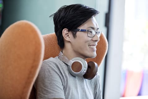SAE_AUS_Image_BNE_Student_with_Headphones