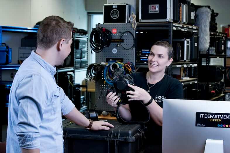 SAE_AUS_Image_BNE_Tech_Tech_Team_with_a_Student SAE Tech Support