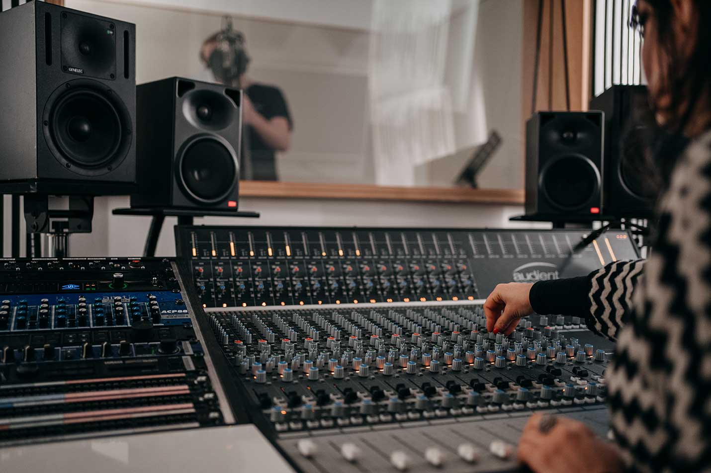 hero-desktop-2022-ae-005-audio-studentin-an-mischpult-in-tonstudio-regie (1)